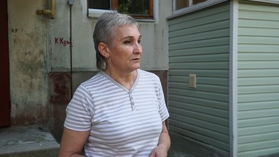 Мешканка багатоквартирного будинку на вулиці Шевченка у Чернігові Людмила Федоренко розповідає про провалля біля свого будинку Мешканка багатоквартирного будинку на вулиці Шевченка у Чернігові Людмила Федоренко розповідає про провалля біля свого будинку