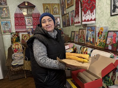 "Буває й цілу ніч в’яжу": понад 10 років родина із Полтавщини допомагає військовим "Буває й цілу ніч в’яжу": понад 10 років родина із Полтавщини допомагає військовим