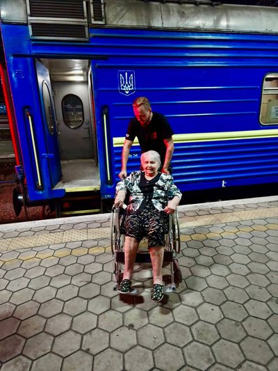 Евакуаційним потягом на Житомирщину виїхали 15 маломобільних пасажирів та людей з інвалідністю з Дніпра Евакуаційним потягом на Житомирщину виїхали 15 маломобільних пасажирів та людей з інвалідністю з Дніпра