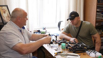 На Вінниччині волонтери виготовили понад пів тисячі дронів для ЗСУ На Вінниччині волонтери виготовили понад пів тисячі дронів для ЗСУ