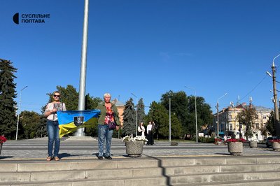 У Полтаві у день памʼяті вшанували загиблих військових У Полтаві у день памʼяті вшанували загиблих військових