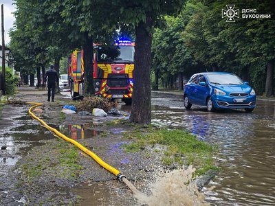 ВодРятувальники викачують воду з приватних територій: наслідки негоди на Буковині ВодРятувальники викачують воду з приватних територій: наслідки негоди на Буковині