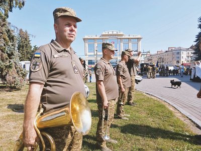 У Луцьку попрощалися з 31-річним військовим Віталієм Ващуком У Луцьку попрощалися з 31-річним військовим Віталієм Ващуком