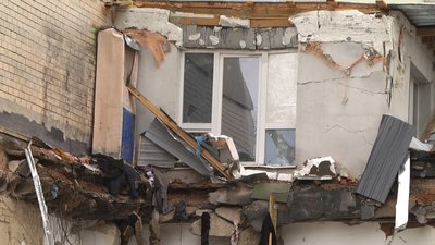 У Хмельницькому на Тернопільській відновлюють комунікації у будинку після вибуху