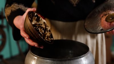 Підколочена холодна юшка з сушеними карасями — страва, яку готують раз на рік. Рецепт від господині з Острозької громади Підколочена холодна юшка з сушеними карасями — страва, яку готують раз на рік. Рецепт від господині з Острозької громади