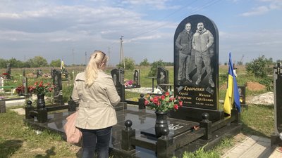 Світлана Кравченко на кладовищі у Люботині, травень 2024 року