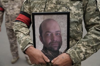 "Двоє діток залишилися без тата". У Сумах попрощалися з воїном Антоном Пантюшенком "Двоє діток залишилися без тата". У Сумах попрощалися з воїном Антоном Пантюшенком