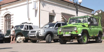 Водії позашляховиків чекають на туристів на вокзалі Водії позашляховиків чекають на туристів на вокзалі