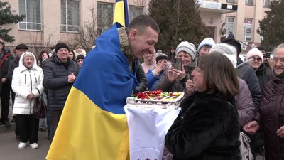 Після трьох років у російському полоні на Рівненщину повернувся полковник Олександр Тимощук Після трьох років у російському полоні на Рівненщину повернувся полковник Олександр Тимощук