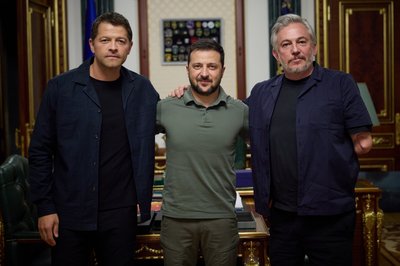 Актор Міша Коллінз (ліворуч) на зустрічі з президентом Зеленським Актор Міша Коллінз (ліворуч) на зустрічі з президентом Зеленським