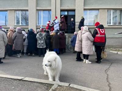 "Тепер нам стане трохи легше": черкаські пенсіонери отримали гуманітарну допомогу "Тепер нам стане трохи легше": черкаські пенсіонери отримали гуманітарну допомогу
