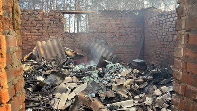 До того, як на території Ізюма зупинили лісову пожежі, вогонь встиг охопити два будинки, 4 травня 2025 року До того, як на території Ізюма зупинили лісову пожежі, вогонь встиг охопити два будинки, 4 травня 2025 року