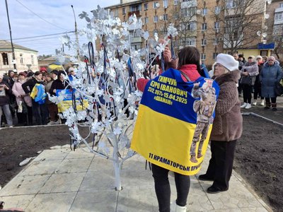 "Символ віри у повернення додому": у Тальному на Черкащині з'явилося "Дерево надії" "Символ віри у повернення додому": у Тальному на Черкащині з'явилося "Дерево надії"