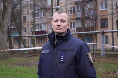 У Дніпрі поблизу багатоповерхівки на деревах зависли уламки збитого дрона