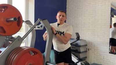Священик працює тренером у спортзалі Священик працює тренером у спортзалі