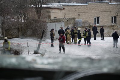 Рятувальники біля багатоповерхівки, в яку влучив російський БпЛА у Шеченківському районі Харкова, 2 березня 2026 року Рятувальники біля багатоповерхівки, в яку влучив російський БпЛА у Шеченківському районі Харкова, 2 березня 2026 року