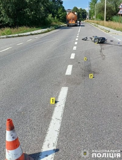 На Львівщині зіткнулися скутер та вантажівка: постраждали двоє дітей