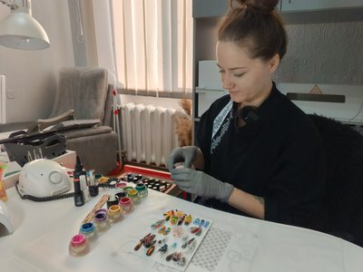 Житомирянка створює манікюр у техніці крейзі-дизайн із об’ємними ліпками та стразами Житомирянка створює манікюр у техніці крейзі-дизайн із об’ємними ліпками та стразами