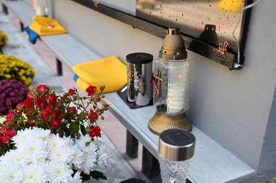 Квіти, лампадки, прапори, Алея Героїв Квіти, лампадки, прапори, Алея Героїв