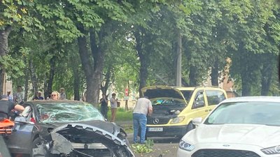 У Черкасах сталася аварія: на місці працюють медики та патрульні У Черкасах сталася аварія: на місці працюють медики та патрульні