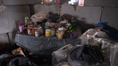 У Дніпрі безпритульні живуть у бетонній споруді