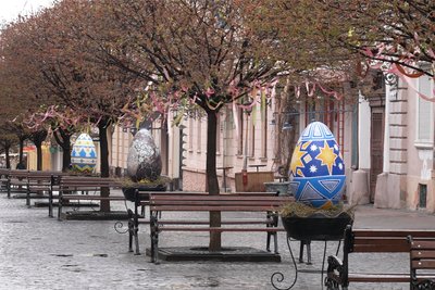 Вулицю Кобилянської у Чернівцях прикрасили до Великодня: встановили метрові писанки