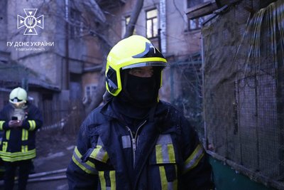 Врятували чоловіка з задимленого приміщення: в Одесі горів приватний будинок Врятували чоловіка з задимленого приміщення: в Одесі горів приватний будинок