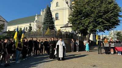 У Вінниці відбулася молебень та мирна хода у пам'ять про загиблих розвідників України У Вінниці відбулася молебень та мирна хода у пам'ять про загиблих розвідників України