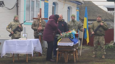 На Чернігівщині попрощалися з загиблими бійцями: Ігорем Гришком, Владиславом Прихідьком та Романом Охріменком На Чернігівщині попрощалися з загиблими бійцями: Ігорем Гришком, Владиславом Прихідьком та Романом Охріменком