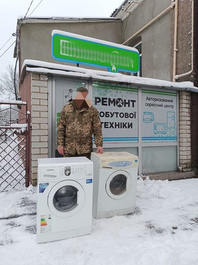 Допомога військовим: у Житомирі безкоштовно ремонтують і передають пральні машини на фронт Допомога військовим: у Житомирі безкоштовно ремонтують і передають пральні машини на фронт