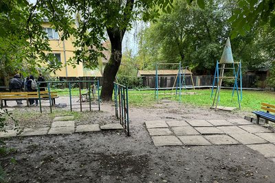 Дитячий майданчик на вулиці Глібова, 12 у Чернівцях