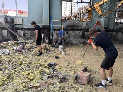 У Сумах студенти, батьки та викладачі прибирають місце російської атаки на Сумський державний університет У Сумах студенти, батьки та викладачі прибирають місце російської атаки на Сумський державний університет