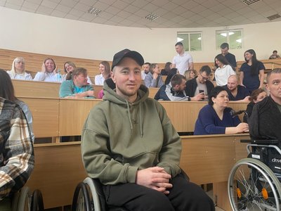 євген, крісло колісне, реабілітація, військовий, поранення євген, крісло колісне, реабілітація, військовий, поранення