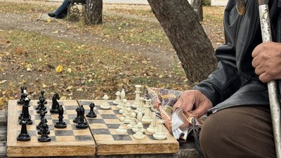 Шахісти Олег та Владислав грають у шахи на лавочці Святогірськ Донецька область 8 жовтня 2025 рік Шахісти Олег та Владислав грають у шахи на лавочці Святогірськ Донецька область 8 жовтня 2025 рік