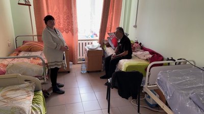 Ліна у стаціонарі онкологічного відділення поруч зі своїм хворим чоловіком Краматорськ Донецька область 15 грудня 2025 рік Ліна у стаціонарі онкологічного відділення поруч зі своїм хворим чоловіком Краматорськ Донецька область 15 грудня 2025 рік