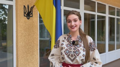 "Дрони кружляли під час виступу": історія співачки з Одещини, яка проводить концерти на фронті "Дрони кружляли під час виступу": історія співачки з Одещини, яка проводить концерти на фронті