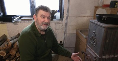 За словами чоловіка, старовинну пічку можна використовувати для обігріву та приготування їжі, лютий 2026 року, Хмельницький