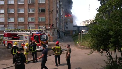 У Рівному поблизу автостанції горить дах: що відомо