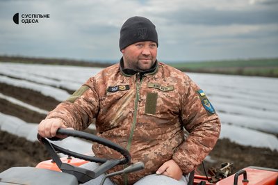 "Ми боронили цю землю, тепер працюємо на ній": ветерани з Одещини започаткували агросправу на грантові кошти "Ми боронили цю землю, тепер працюємо на ній": ветерани з Одещини започаткували агросправу на грантові кошти