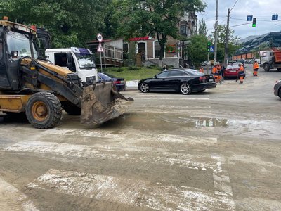 Прорив водогону біля метро "Либідська": вулицю Антоновича перекрили. Підземка працює у звичному режимі Прорив водогону біля метро "Либідська": вулицю Антоновича перекрили. Підземка працює у звичному режимі