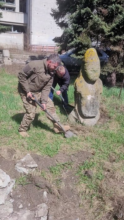 До Дніпра з-під обстрілів вивезли статую ХІІ століття До Дніпра з-під обстрілів вивезли статую ХІІ століття