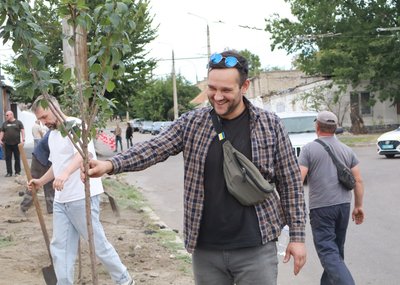 Чоловік поруч із саджанцями сакури. Миколаїв, 12 вересня 2025 року Чоловік поруч із саджанцями сакури. Миколаїв, 12 вересня 2025 року
