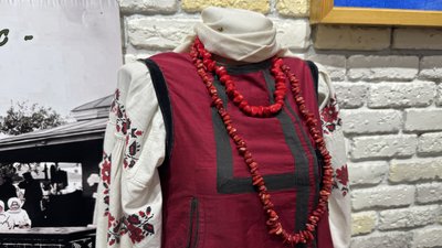 Сорочка у колекції вишитих сорочок та строїв переселенки з Бахмута Світлани Кравченко Дніпропетровська область 14 листопада 2025 рік Сорочка у колекції вишитих сорочок та строїв переселенки з Бахмута Світлани Кравченко Дніпропетровська область 14 листопада 2025 рік