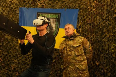 Пересувний симулятор для знищення "шахедів": як українські бійці тренуються нищити російські БпЛА Пересувний симулятор для знищення "шахедів": як українські бійці тренуються нищити російські БпЛА