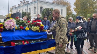 На Чернігівщині попрощалися з п'ятьма захисниками України, які загинули на фронті На Чернігівщині попрощалися з п'ятьма захисниками України, які загинули на фронті