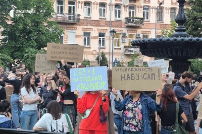 У центрі Києва відбувається пікет через ухвалення ВР законопроєкту про обмеження НАБУ І САП У центрі Києва відбувається пікет через ухвалення ВР законопроєкту про обмеження НАБУ І САП