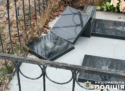 У Полтаві чоловік пошкодив пам'ятники на цвинтарі У Полтаві чоловік пошкодив пам'ятники на цвинтарі