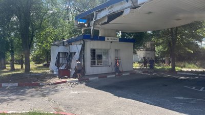 Працівники АЗС у Шевченківському районі Харкова усувають наслідки влучання 28 червня 2026 року