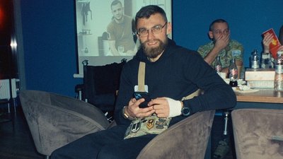 "Хочеться хоч чимось допомогти": штурмовик з Вінниччини, який на війні втратив ногу, возить допомогу побратимам на фронт "Хочеться хоч чимось допомогти": штурмовик з Вінниччини, який на війні втратив ногу, возить допомогу побратимам на фронт