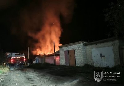 Близько 04:00 22 жовтня у двох районах Ізюма зафіксували російські влучання під час атаки БпЛА. Троє людей потребували допомоги медиків. У місті виникли пожежі, є пошкодження житла Близько 04:00 22 жовтня у двох районах Ізюма зафіксували російські влучання під час атаки БпЛА. Троє людей потребували допомоги медиків. У місті виникли пожежі, є пошкодження житла